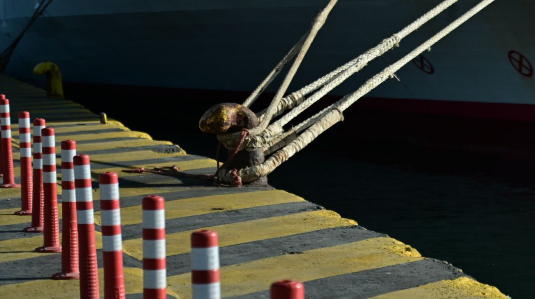 Αλόννησος: Απομακρύνεται ο Λιμενάρχης μετά το επικίνδυνο συμβάν - Έσπασε o κάβος πλοίου κατά τη διάρκεια επιβίβασης 