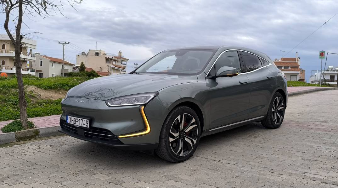 Αυτό είναι το Seres 5 που διακρίνεται για τις ελληνικές σχεδιαστικές παραπομπές του