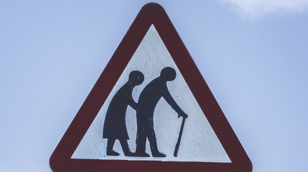 Γιατί νιώθουμε γεράματα ενώ διανύουμε ακόμη την τρίτη δεκαετία της ζωής μας;