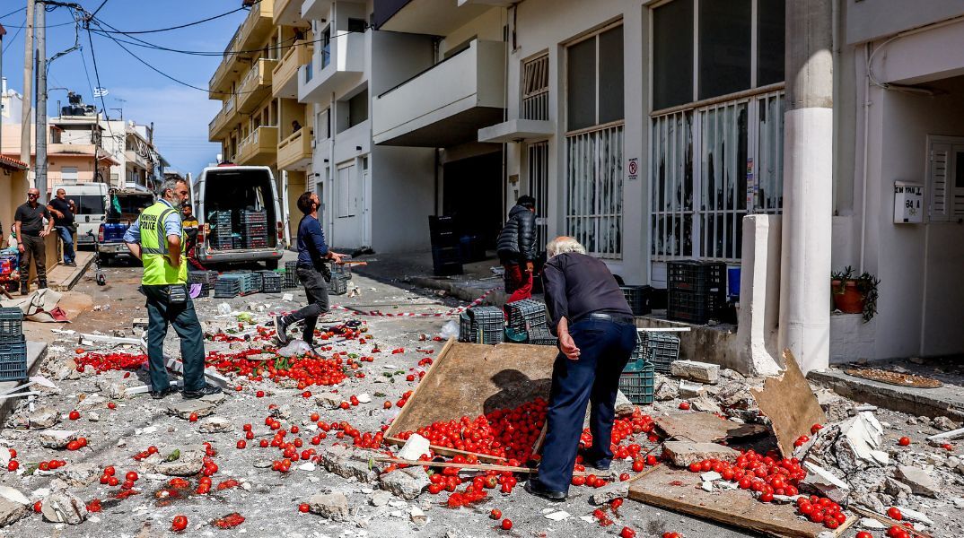 Μπαλκόνι έπεσε σε πάγκο λαϊκής στο Ηράκλειο - Από θέμα τύχης δεν καταγράφηκε κάποιος τραυματισμός - Πώς έγινε η κατάρρευση - Πλάνα από το σημείο