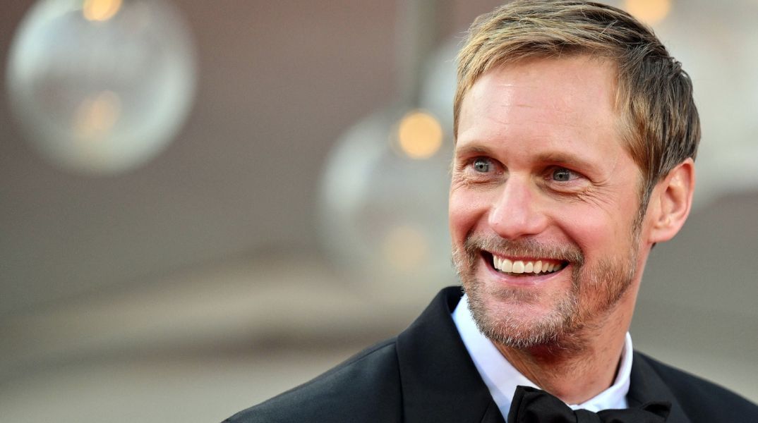 Απάντηση στο κατά πόσο θα ήθελε να ενσαρκώσει τον Τζέιμς Μποντ στη μεγάλη οθόνη έδωσε ο Αλεξάντερ Σκάρσγκαρντ - Η χιουμοριστική ματιά του στον μύθο του 007.