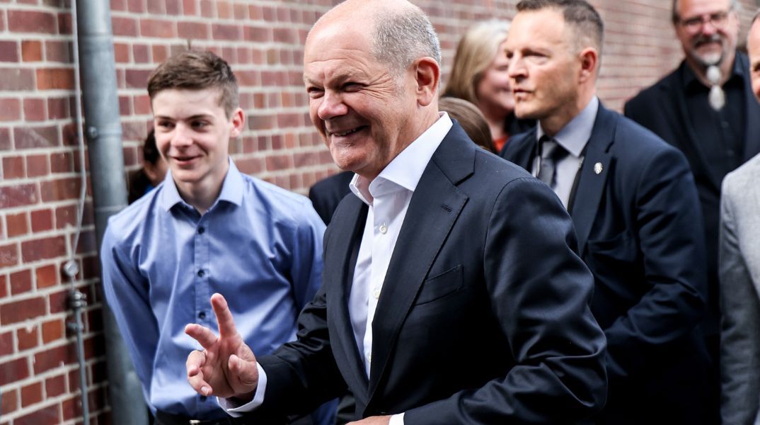 Γερμανία: Ο Όλαφ Σολτς αποχωρεί από την καγκελαρία με τραγούδια των Beatles, Μπαχ και το “Respect”, σε μια σπάνια επίδειξη προσωπικού ύφους και συναισθήματος