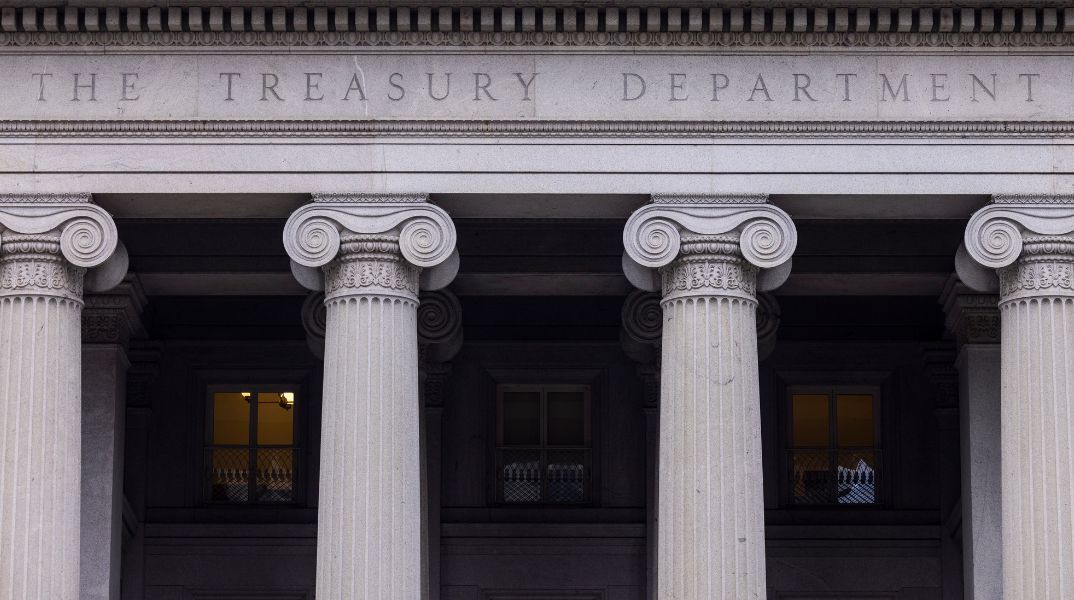 Το εμπορικό έλλειμμα των ΗΠΑ έσπασε κάθε ρεκόρ τον Μάρτιο, φτάνοντας τα 140,5 δισ. δολάρια - Εν μέσω μέτρων προστατευτισμoύ από τον πρόεδρο Τραμπ