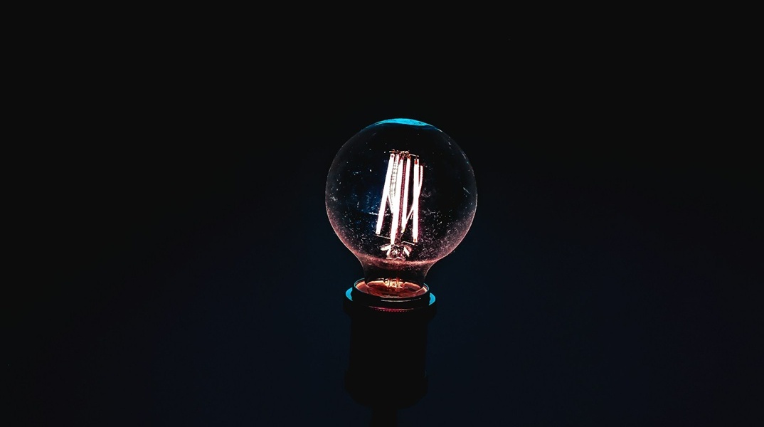 Αναμένη λάμπα μέσα στο σκοτάδι