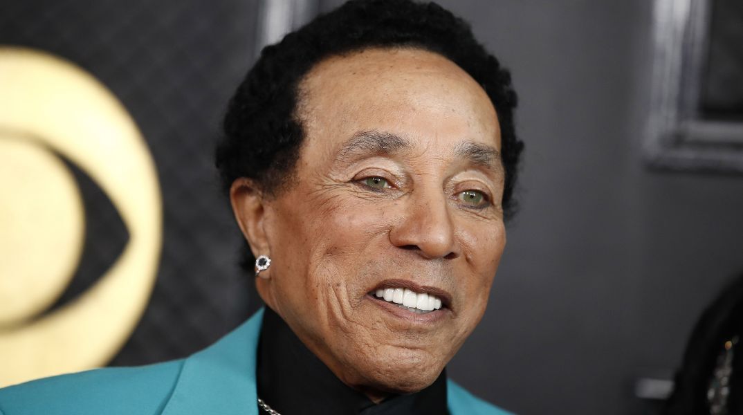 Ο Σμόκι Ρόμπινσον κατηγορείται από 4 πρώην οικιακές βοηθούς για σεξουαλική κακοποίηση, ψευδή φυλάκιση, αμέλεια και έμφυλη βία - Αγωγή 50 εκατ. δολαρίων