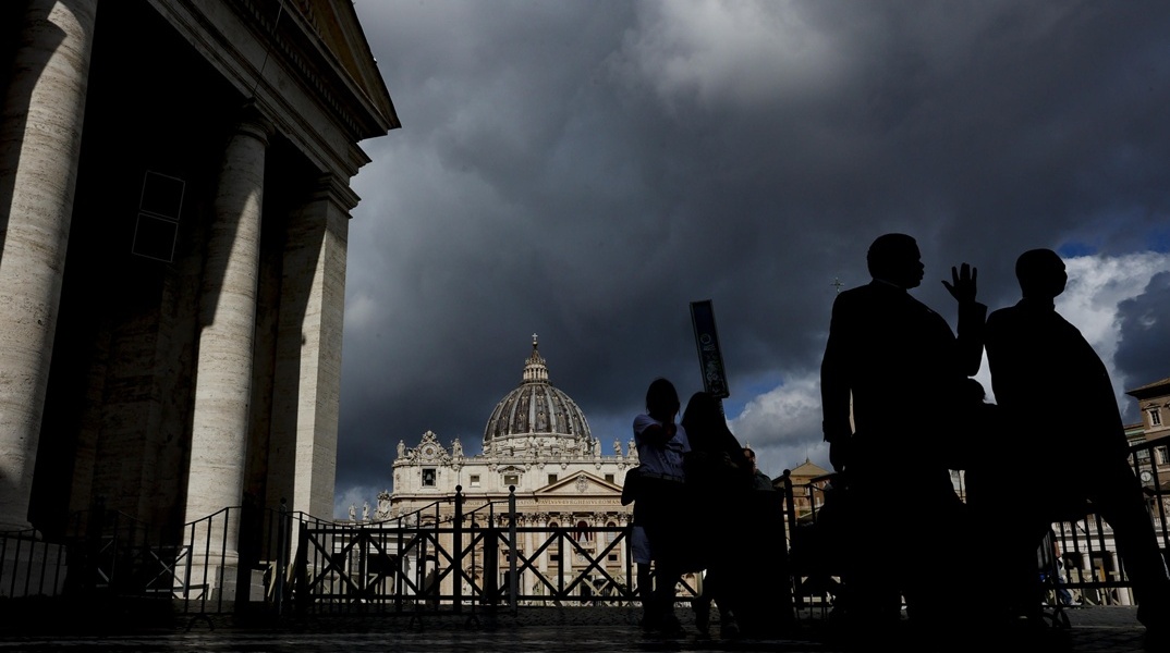 Σκιές ατόμων στο Βατικανό