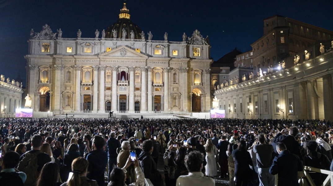 Θα βγει σήμερα λευκός καπνός; Δεύτερη ημέρα ψηφοφορίας στο Κονκλάβιο για τον νέο Πάπα