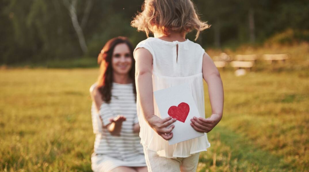 Πότε πέφτει η Γιορτή της Μητέρας 2025