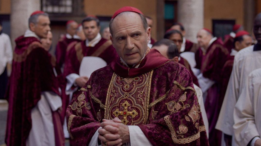 Μετά τον θάνατο του Πάπα Φραγκίσκου, Καρδινάλιοι στράφηκαν στην ταινία Conclave ως εργαλείο προετοιμασίας για το Παπικό Κονκλάβιο.