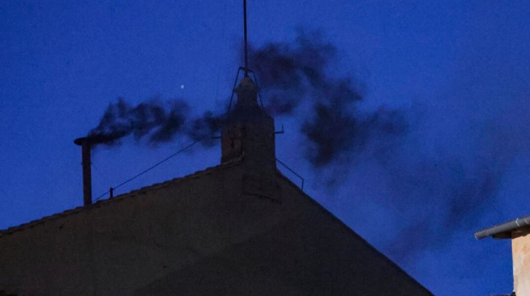 Ξανά μαύρος καπνός από την Καπέλα Σιξτίνα - Δεν εκλέχθηκε νέος Πάπας