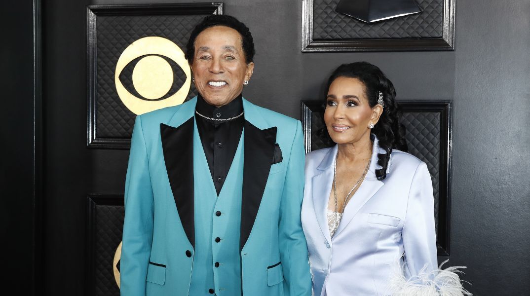 Ο Σμόκι Ρόμπινσον αρνείται κατηγορίες για σεξουαλική επίθεση και παραβιάσεις εργασιακών δικαιωμάτων από τέσσερις πρώην οικιακές βοηθούς του