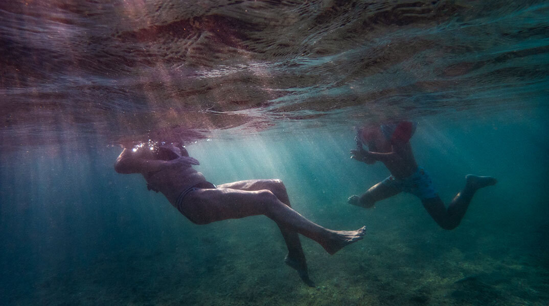 Ανθή Κόλλια: Μέσα στο νερό, όλα μαλακώνουν. Οι άνθρωποι δεν ποζάρουν, απλώς υπάρχουν