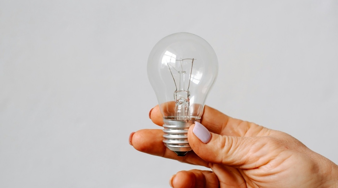 Χέρι κρατάει λάμπα