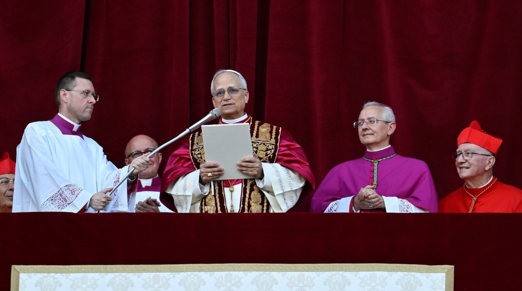 Ο νέος Πάπας Λέων ΙΔ’, πρώτος Αμερικανός στην ιστορία, παίζει Wordle και βλέπει ταινίες, σύμφωνα με τον αδελφό του - H ανθρώπινη πλευρά του