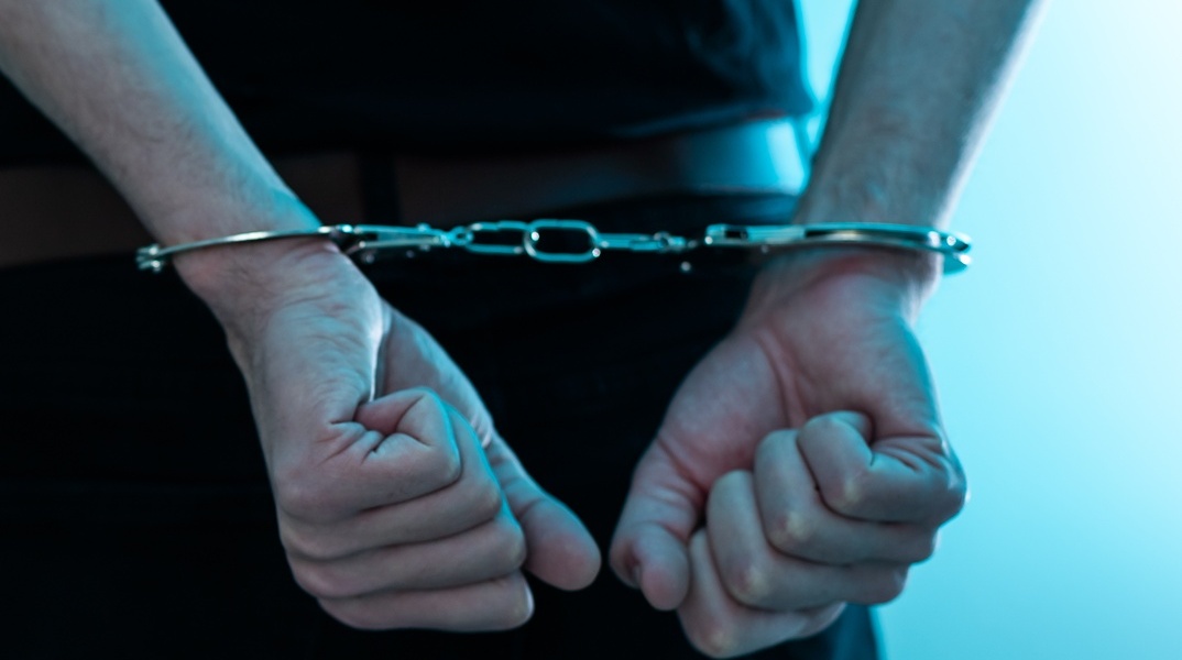 Άτομο με χειροπέδες