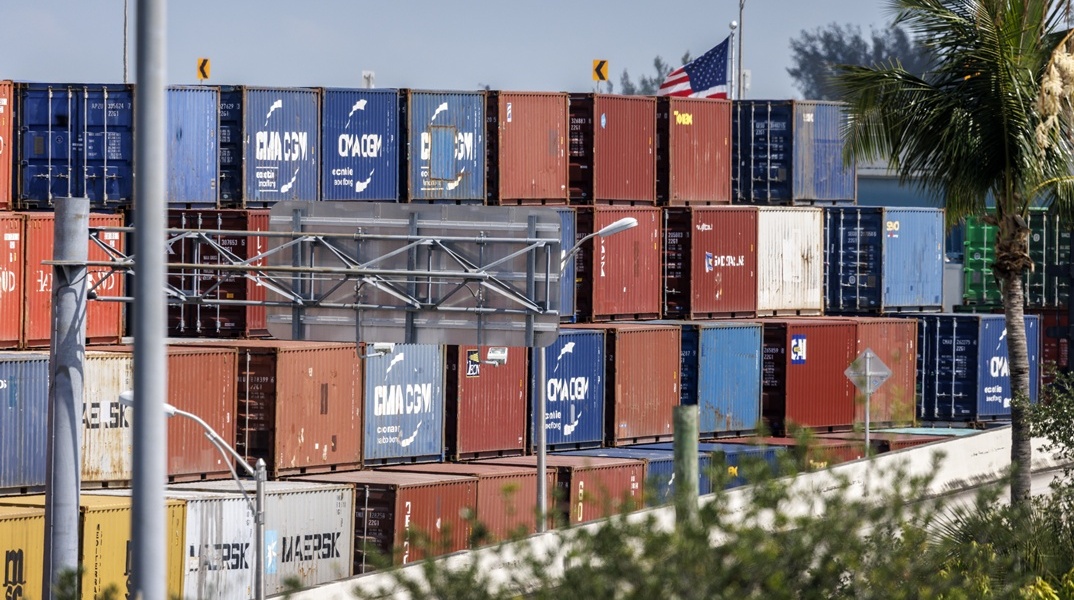 Κοντέινερ με εμπορεύματα