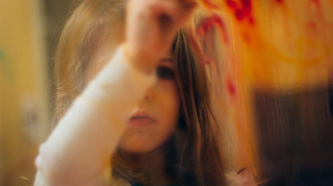 Κοριτσάκι γράφει με μαρκαδόρο σε καθρέφτη - Το χέρι της κρύβει το πρόσωπό της