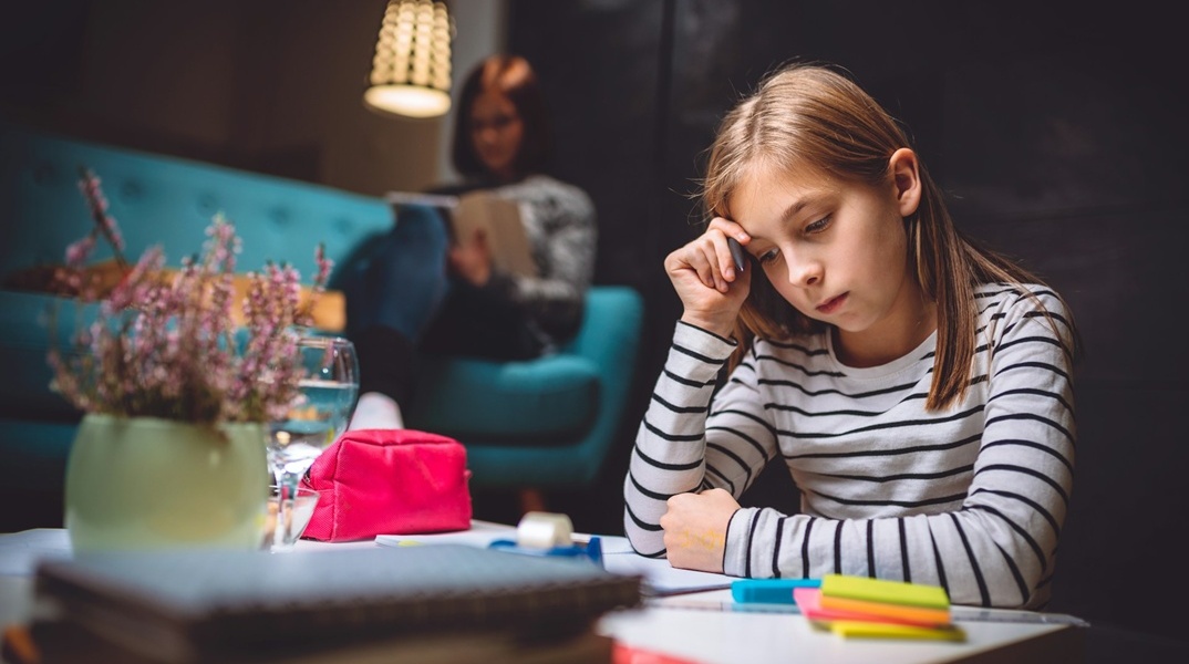 Παιδί που κρατά το κεφάλι του ενώ κάνει τις ασκήσεις του