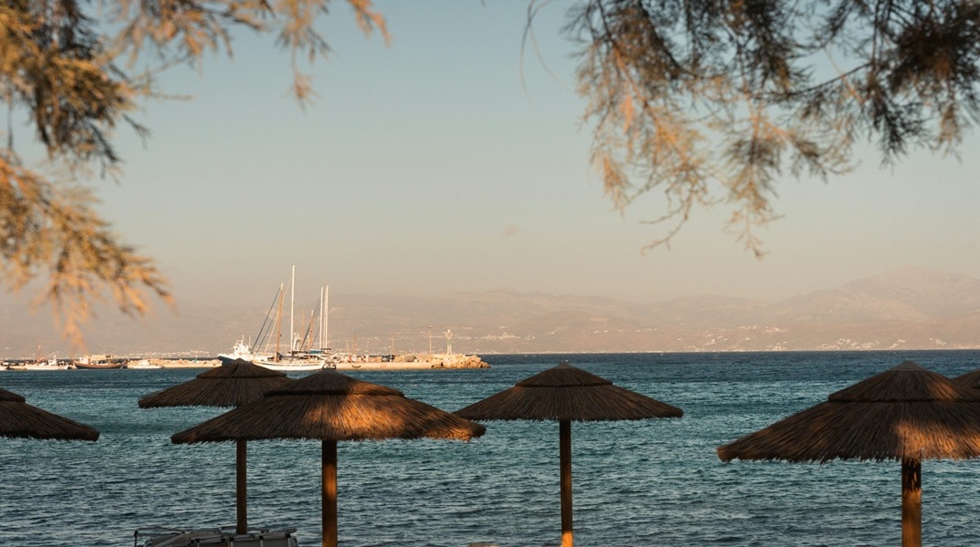 Ομπρέλες σε παραλία στην Πάρο