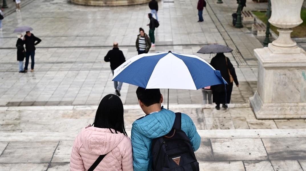 Ζευγάρι κάτω από ομπρέλα