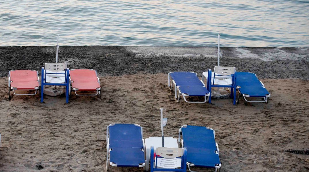 Πέντε συλλήψεις ιδιοκτητών και προσωρινών υπευθύνων καταστημάτων στην Ανάβυσσο για παράνομη κατάληψη παραλίας - Μετέτρεψαν καντίνα σε beach bar