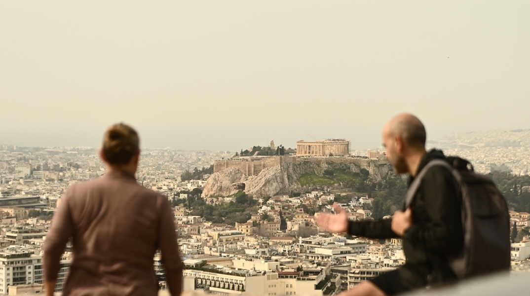 Πολίτες σε σημείο με θέα και η ατμόσφαιρα με αφρικανική σκόνη