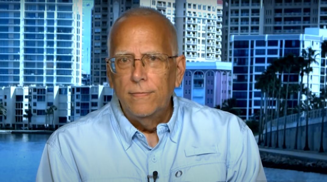 Οι ακραίες αναρτήσεις του αδελφού του Πάπα Λέοντα ΙΔ΄ προκαλούν αντιδράσεις - Φραστικές επιθέσεις σε Δημοκρατικούς και την ΛΟΑΤΚΙ+ κοινότητα.