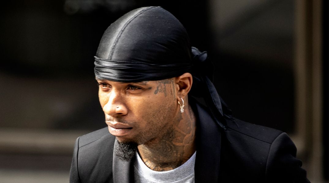 Ο ράπερ Τόρι Λέινζ μαχαιρώθηκε 14 φορές σε φυλακή της Καλιφόρνια και νοσηλεύεται - Εκτίει ποινή για τον πυροβολισμό της Μέγκαν Δε Στάλλιον.