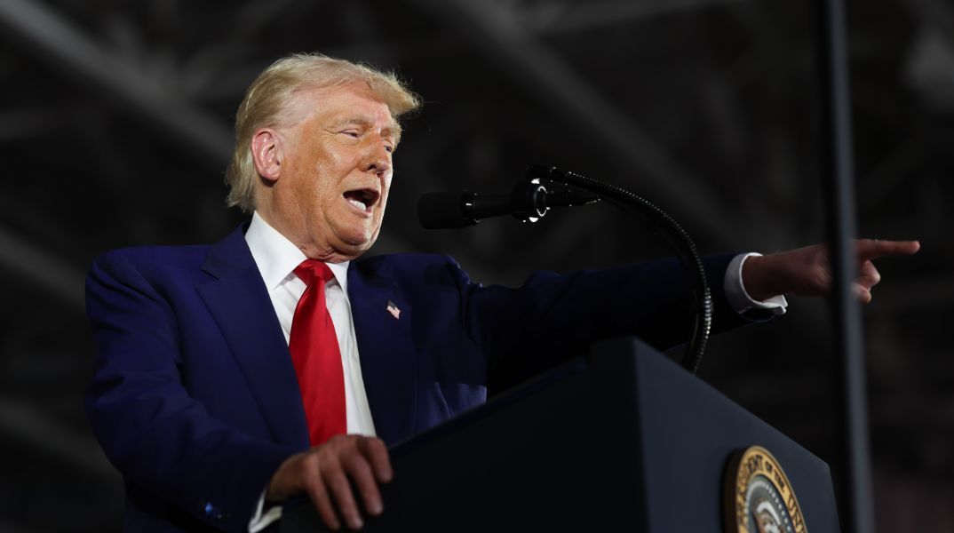 Ανάλυση Politico: Ο Τραμπ αλλάζει το παιχνίδι στο παγκόσμιο εμπόριο και αφήνει την ΕΕ στο περιθώριο 