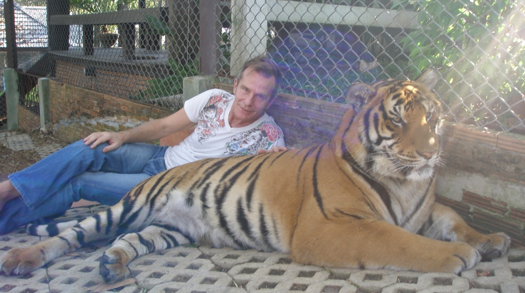 Βαγγέλης Γερμανός: Αφιέρωμα στον μεγάλο τραγουδοποιό - Ο μουσικός παραγωγός Άγγελος Σφακιανάκης θυμάται τη γνωριμία, τις συνεργασίες τους, και γράφει για την πορεία του