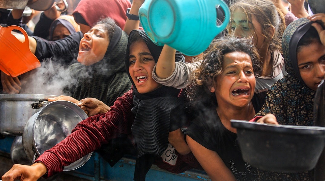 Παιδιά αναμένουν για λίγο φαγητό στη Γάζα