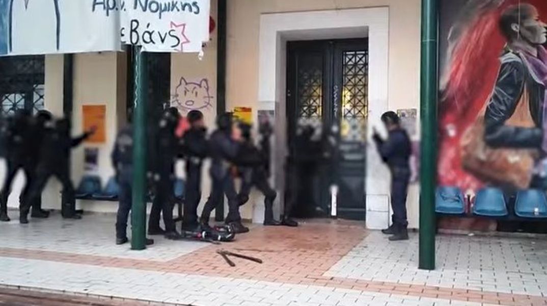 Η στιγμή που η αστυνομία κάνει έφοδο στη Νομική - Βίντεο από τις έρευνες στο εσωτερικό του κτιρίου