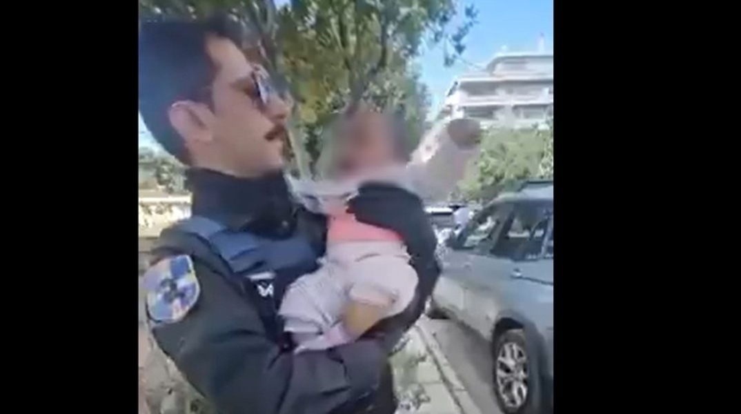 Το κοριτσάκι λίγες στιγμές μετά τον εντοπισμό του στον Άλιμο