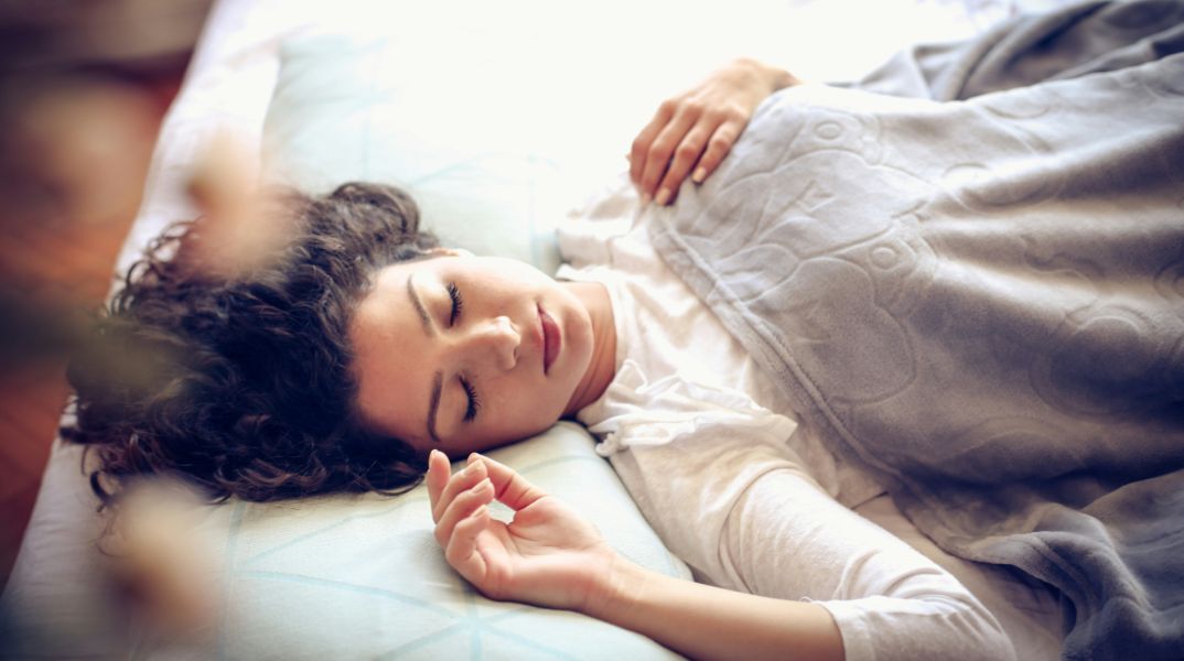 9 τροφές που σας βοηθούν να κοιμηθείτε πιο γρήγορα και καλύτερα - Τι εξηγούν οι διατροφολόγοι