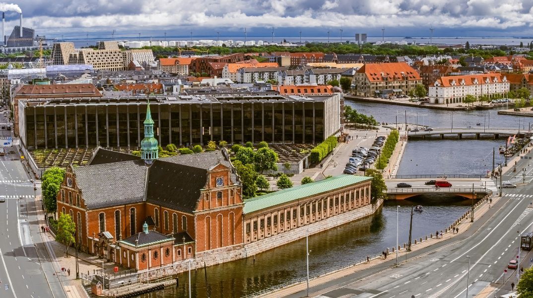Κοπεγχάγη, Ζυρίχη, Σιγκαπούρη, Άαρχους και Αμβέρσα ανακηρύχθηκαν οι πιο ευτυχισμένες πόλεις για το 2025, σύμφωνα με παγκόσμιο δείκτη ευημερίας.