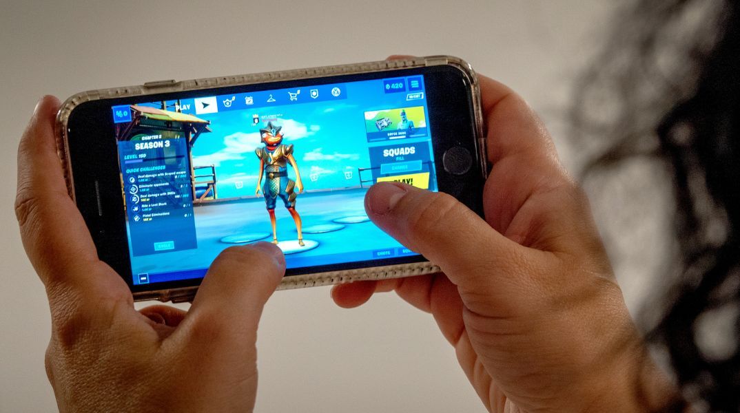 Το Fortnite μη διαθέσιμο σε iPhone παγκοσμίως - Κλιμακώνεται η διαμάχη με την Epic Games για τις πληρωμές και την κυκλοφορία του βιντεοπαιχνιδιού.