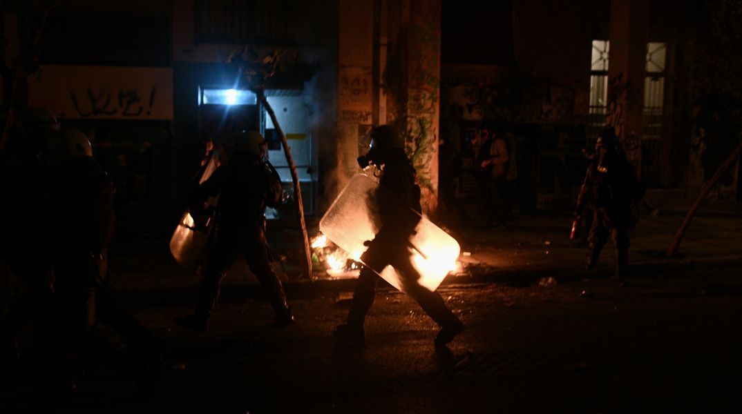 Εξάρχεια: 3 συλλήψεις και 16 προσαγωγές αντιεξουσιαστών, 3 τραυματίες αστυνομικοί και μια καμένη μοτοσικλέτα από τα νυχτερινά επεισόδια
