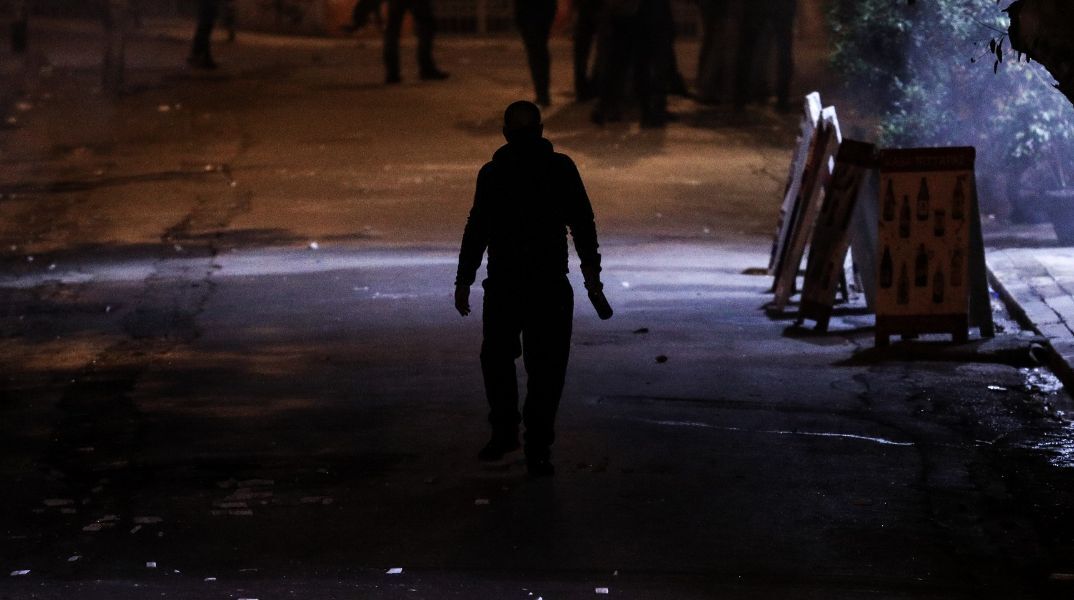 Επεισόδια τα ξημερώματα στα Εξάρχεια - Τραυματίστηκαν 3 αστυνομικοί, έγιναν 7 συλλήψεις - Επίθεση ομάδας αγνώστων και στη Νομική Σχολή 