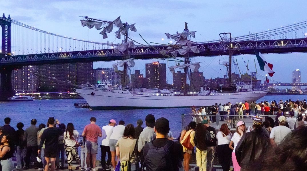 Τραγωδία στη Νέα Υόρκη: Δύο νεκροί στην πρόσκρουση ιστιοφόρου του μεξικανικού Πολεμικού Ναυτικού στη Γέφυρα του Μπρούκλιν 