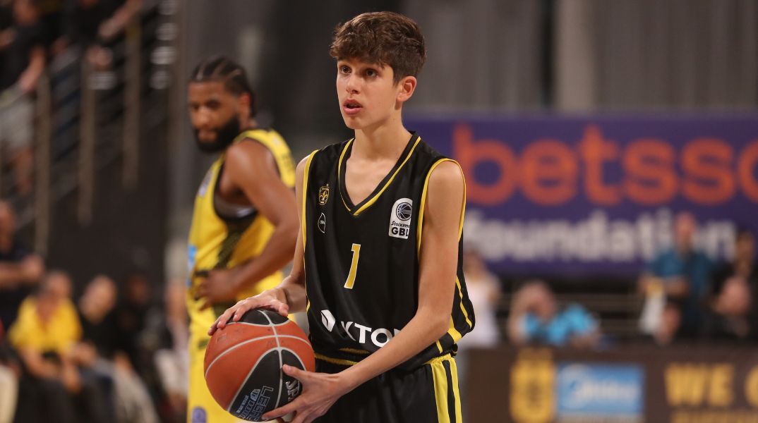 Άρης - Μαρούσι: Έγραψε ιστορία ο 14χρονος Πάρης Κλώντζαρης - Έγινε ο νεότερος παίκτης στην ιστορία της Stoiximan Basket League.