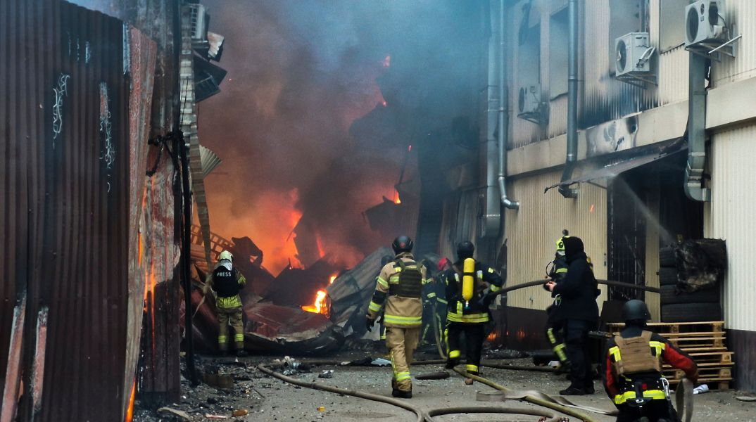 Η Ρωσία εξαπέλυσε τη μεγαλύτερη επίθεση με drones στην Ουκρανία - Μία γυναίκα νεκρή, τρεις τραυματίες και ένταση πριν τη συνομιλία Πούτιν-Τραμπ.