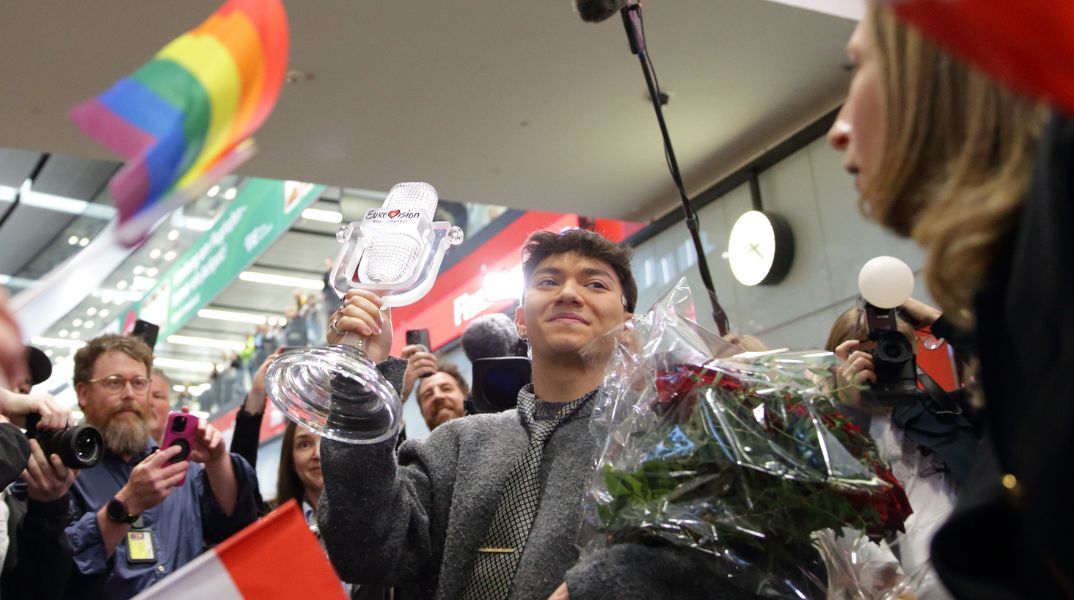 Αυστρία: Ενθουσιώδης υποδοχή για τον JJ, θριαμβευτή της Eurovision 2025 - Εκατοντάδες θαυμαστές κατέκλυσαν το αεροδρόμιο της Βιέννης