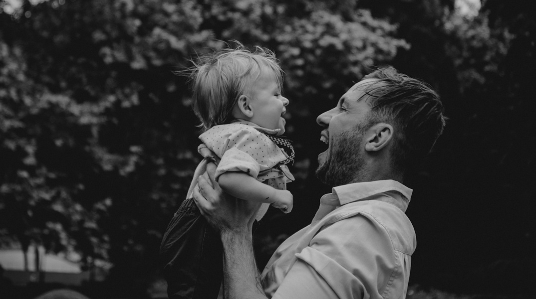 Πατέρας με το παιδί του σε χαρούμενες στιγμές