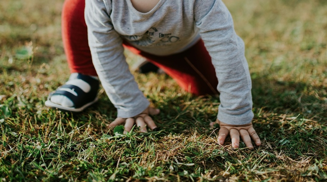 Χέρια και ποδαράκια παιδιού