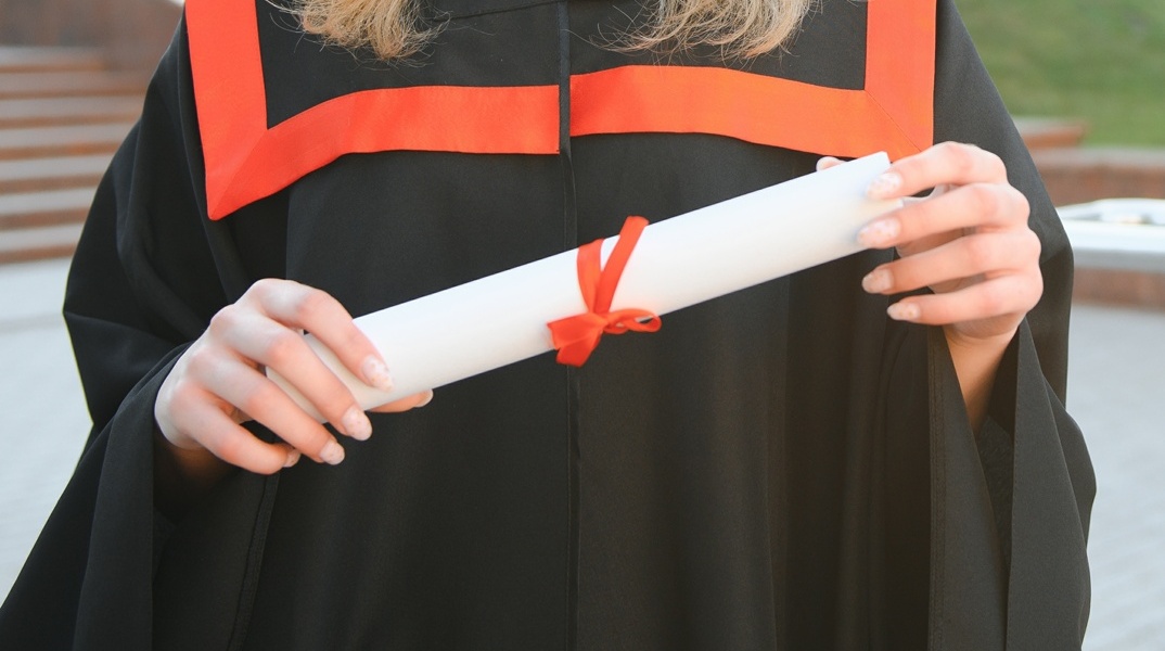 Κοπέλα με πτυχίο στα χέρια 