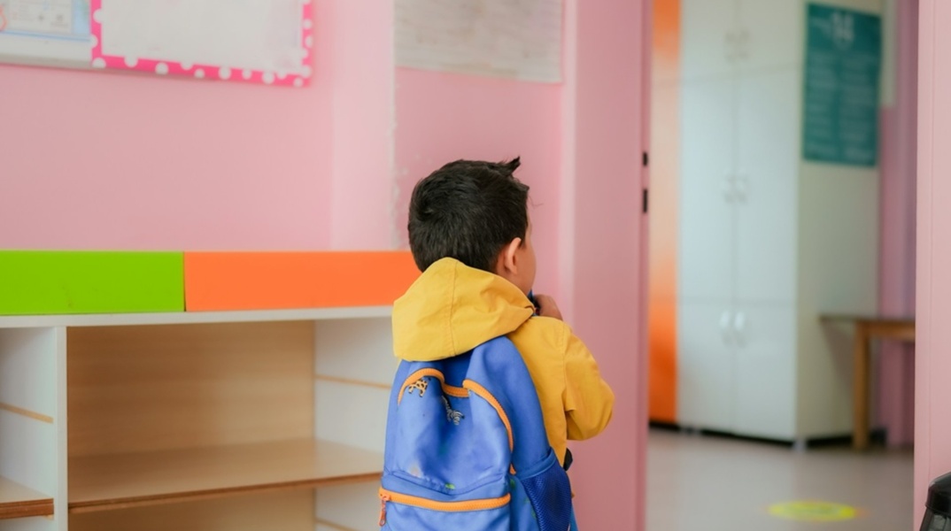Παιδάκι που μπαίνει σε παιδικό σταθμό 