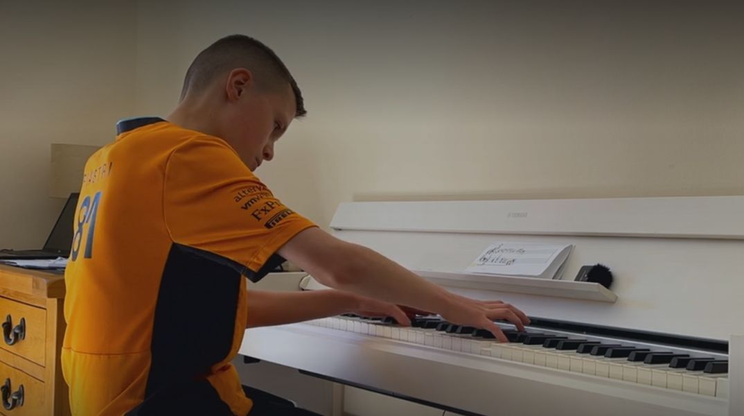 Βρετανία: Ο 11χρονος Χάρβεϊ έμαθε μόνος του πιάνο μέσω YouTube και έφτασε σε προχωρημένο επίπεδο μέσα σε 5 μήνες - Προσκλήθηκε στη Βασιλική Ακαδημία Μουσικής