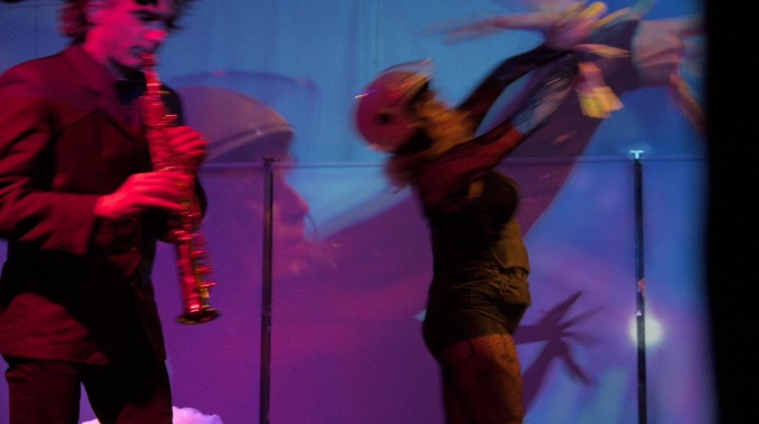 OXY MWRO, μια οπτικοακουστική ποιητική παράσταση της Νέλλης Πουλοπούλου 