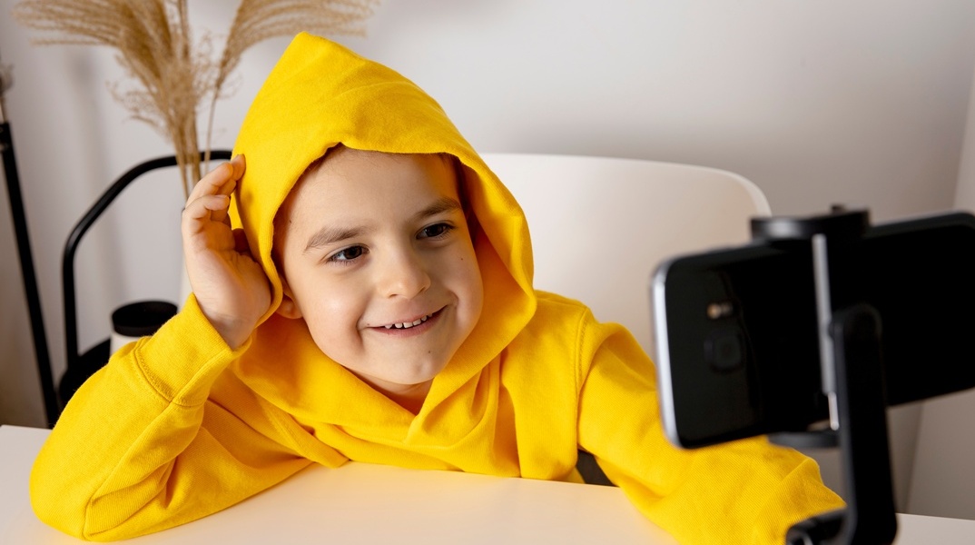 Παιδί που ποζάρει στο κινητό του 