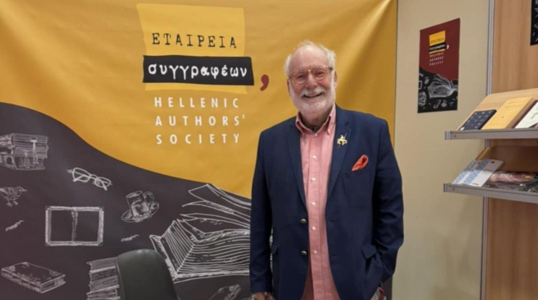 Ο Αντώνης Σκιαθάς, μέλος του Δ.Σ. της Εταιρείας Συγγραφέων, στο περίπτερό τους στην 21η ΔΕΒΘ